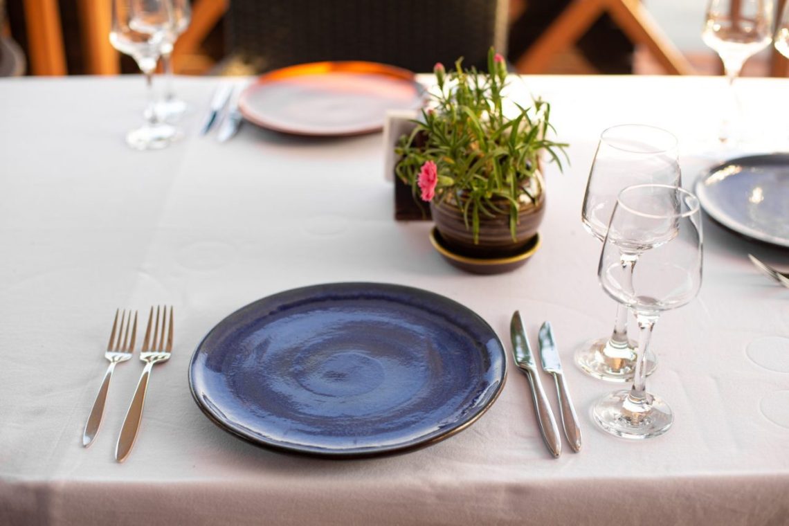 Couteau de table posé à côté d’une assiette dans un restaurant.